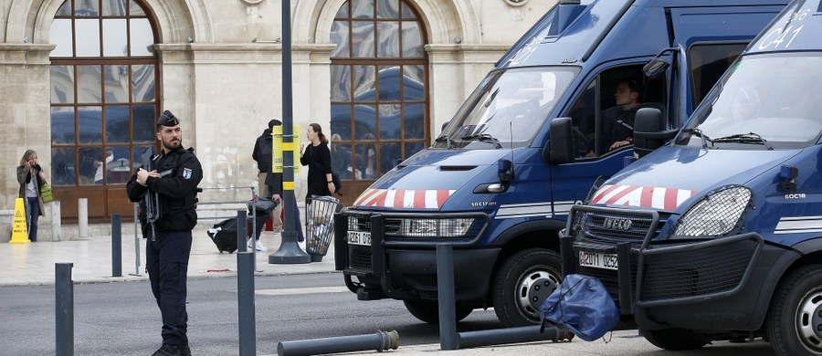 Mężczyzna, który w niedzielę zabił nożem dwie młody kobiety na dworcu kolejowym w Marsylii, najpewniej był Tunezyjczykiem mieszkającym we Włoszech - oświadczył francuski minister spraw wewnętrznych Gerard Collomb.
