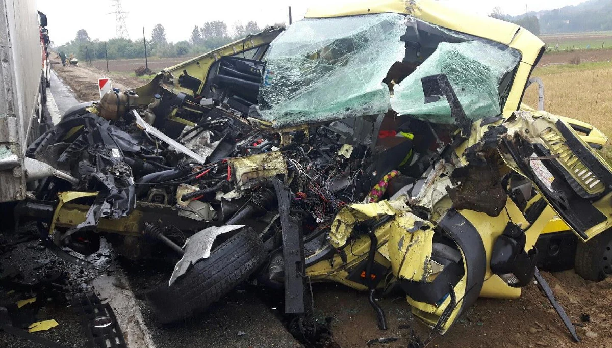 ​Poważny wypadek w podkarpackiej miejscowości Jaworze Dolne. Zderzyły się dwa samochody ciężarowe i laweta. Informacje i zdjęcia dostaliśmy na Gorącą Linię RMF FM.