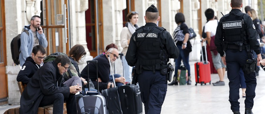 Francuska policja poinformowała o zatrzymaniu czterech osób podejrzanych o związek z atakiem nożownika w Marsylii, w wyniku którego w niedzielę zginęły dwie młode kobiety. W sprawie przeprowadzono kilka przeszukań. ​Jak poinformowała agencja AP, powołując się na źródło w organach sądowych, policja podejrzewa zatrzymanych o związek z grupą terrorystyczną.
