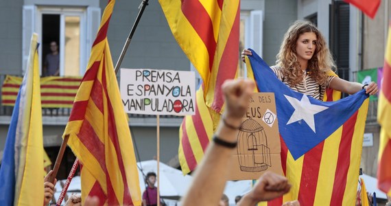 Municypalna policja w Barcelonie oszacowała na 700 tysięcy liczbę uczestników protestów w stolicy Katalonii przeciwko przemocy stosowanej w niedzielę przez hiszpańską policję podczas referendum, uznanego przez Madryt za niekonstytucyjne. Zwolennicy niepodległości regionu uczestniczyli w ponad 30 protestach w całym regionie. Największe manifestacje odbyły się w Barcelonie przed siedzibą katalońskiego przedstawicielstwa Partii Ludowej (PP), rządzącej aktualnie Hiszpanią, a także przed budynkiem regionalnej dyrekcji hiszpańskiej policji.