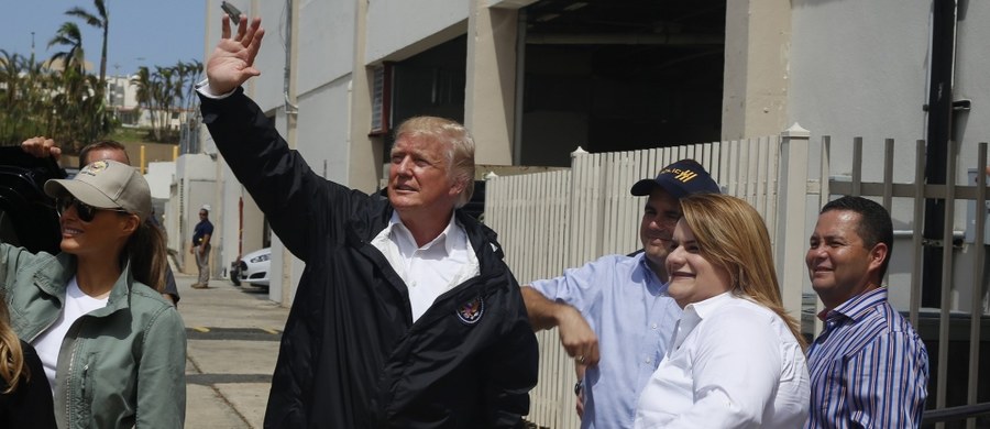 ​Ostateczny bilans ofiar śmiertelnych huraganu Maria w Portoryko jest dwukrotnie wyższy niż podano przed wtorkową wizytą prezydenta Donalda Trumpa na wyspie i wynosi 34 zabitych - poinformował we wtorek wieczorem portorykański gubernator Ricardo Rosello. "Będziemy musieli umorzyć dług publiczny Portoryko. Nasi przyjaciele z Wall Street, którym Portoryko jest winne pieniądze, będą musieli o nich zapomnieć" - powiedział prezydent Trump w wywiadzie dla Fox News po zapoznaniu się ze skalą zniszczeń na wyspie. 