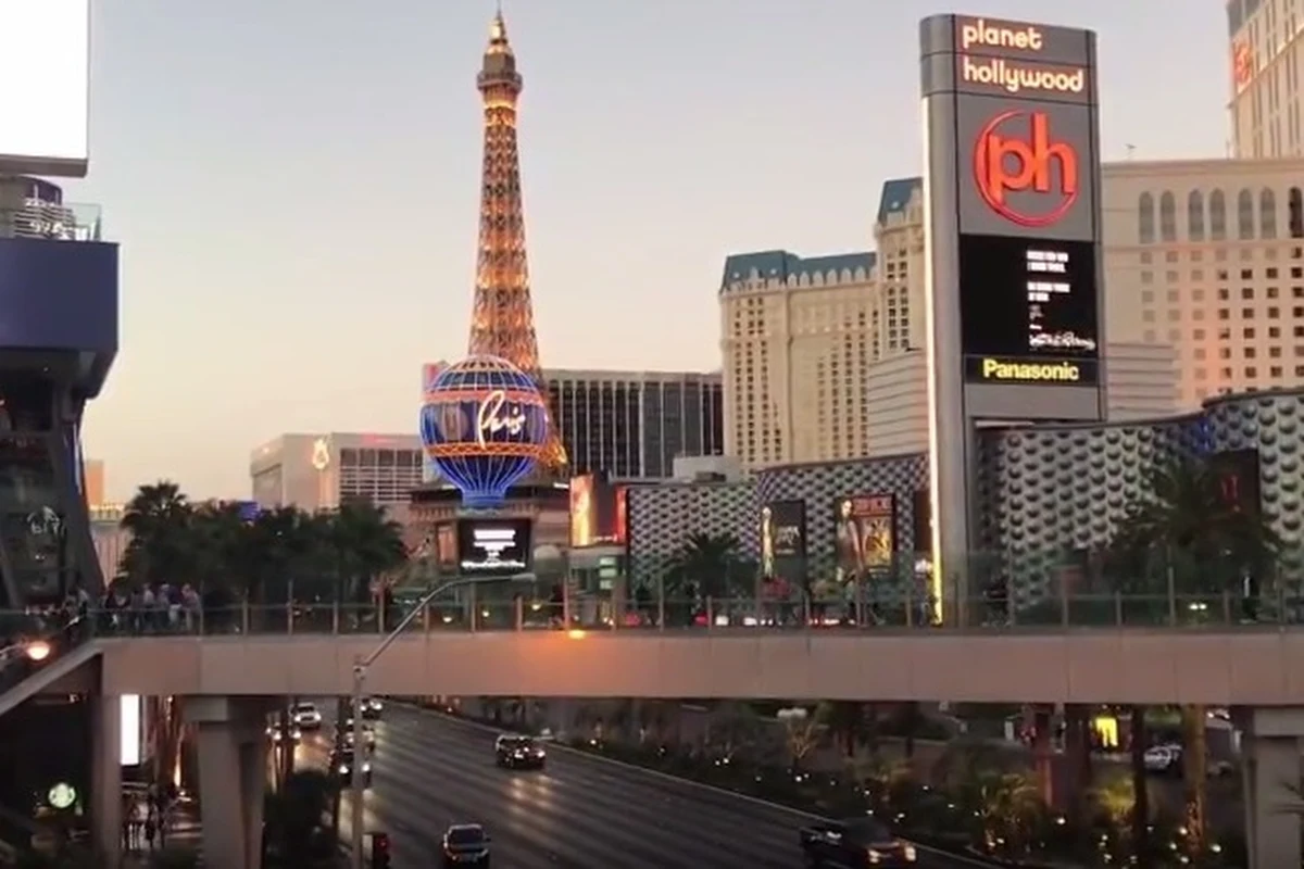 Po każdej tragedii można się podnieść. Amerykanie przeżyli ataki z 11 września. Otrząsną się też po masakrze w Las Vegas. Miasto już wraca do życia. I choć wielu twierdziło, że w stolicy amerykańskiego hazardu już nigdy nie będzie tak wesoło jak dotąd, to zapewniam, że - choć na zawsze mieszkańcy Las Vegas zapamiętają wydarzenia z ostatniej niedzieli - nie zatrzyma to normalnego biegu życia. Zresztą już tak jest. 