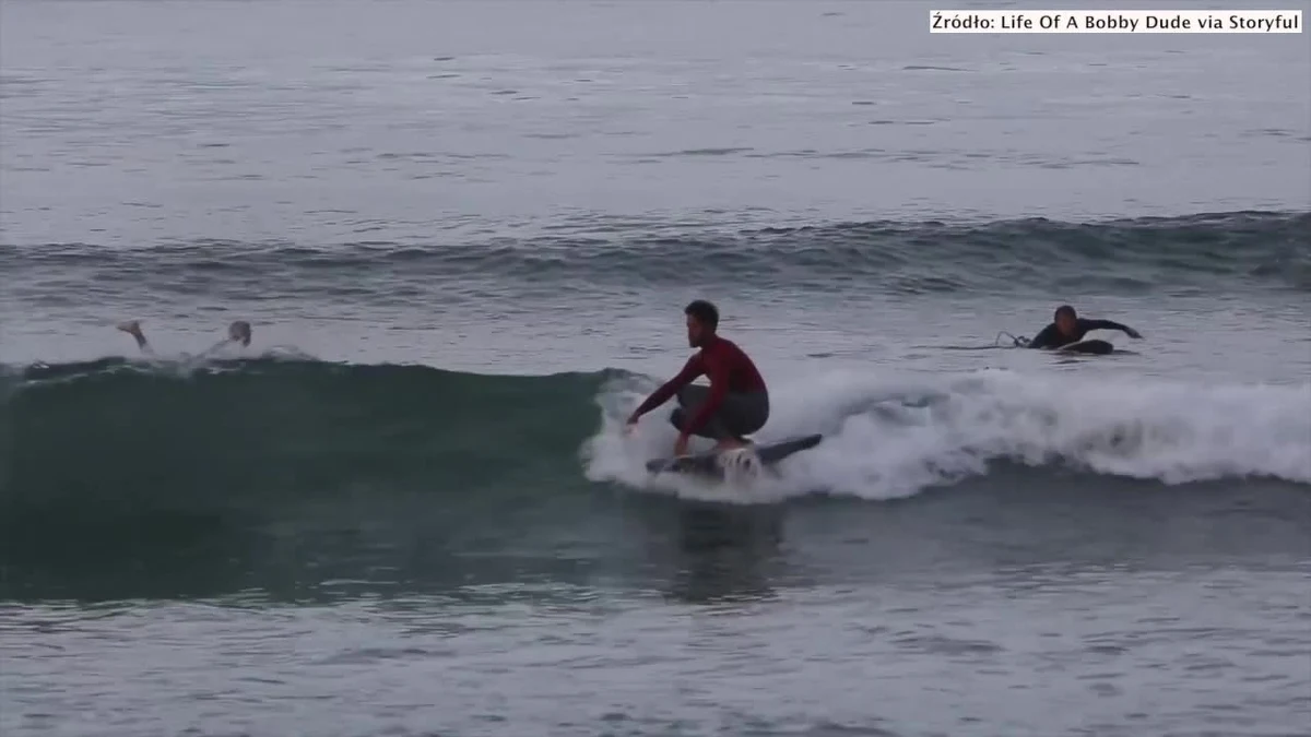 Bobby Hasbrook w pomysłowy sposób wykorzystał swój wysłużony 58-calowy telewizor. Amerykanin zrobił z niego deskę surfingową i osobiście przetestował w wodzie w San Clemente w Kalifornii. Hasbrook udowodnił, że na telewizorze też można gładko pływać na falach.