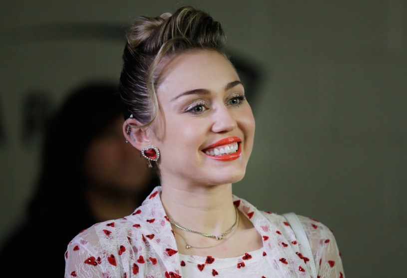 Miley Cyrus i Jimmy Fallon wzięli wspólnie udział w akcji, w której zaskakiwali nieświadomych tego fanów jako mistrzowie drugiego planu. 