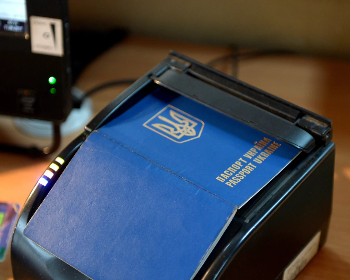 Jedna trzecia Ukraińców, czyli około 15 milionów osób, zamierza wyemigrować z kraju. Liczba Ukraińców gotowych żyć i pracować za granicą rośnie cały czas. W ubiegłym roku gotowych na emigrację było 30 procent badanych, obecnie jest to już 35 procent. W Polsce już teraz przebywa ponad milion, a w Rosji ponad 2 miliony Ukraińców.