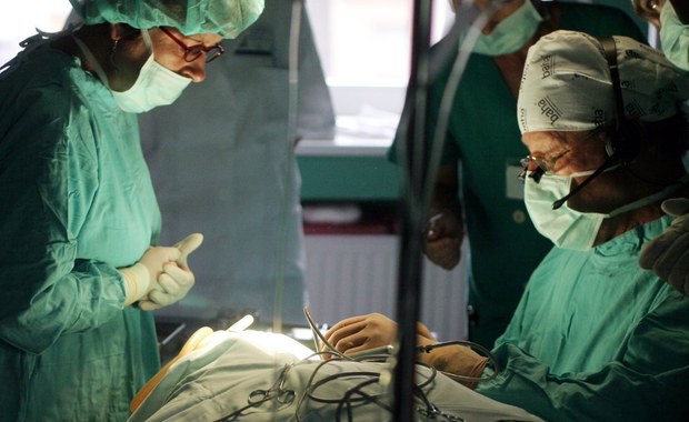 Szczecińscy lekarze przeprowadzili udaną wewnątrznaczyniową operację pękniętego tętniaka rozwarstwiającego u 11-letniej dziewczynki. Jak poinformowała rzeczniczka Szpitala Klinicznego Pomorskiego Uniwersytetu Medycznego, to najprawdopodobniej pierwsza na świecie taka operacja przeprowadzona u dziecka.