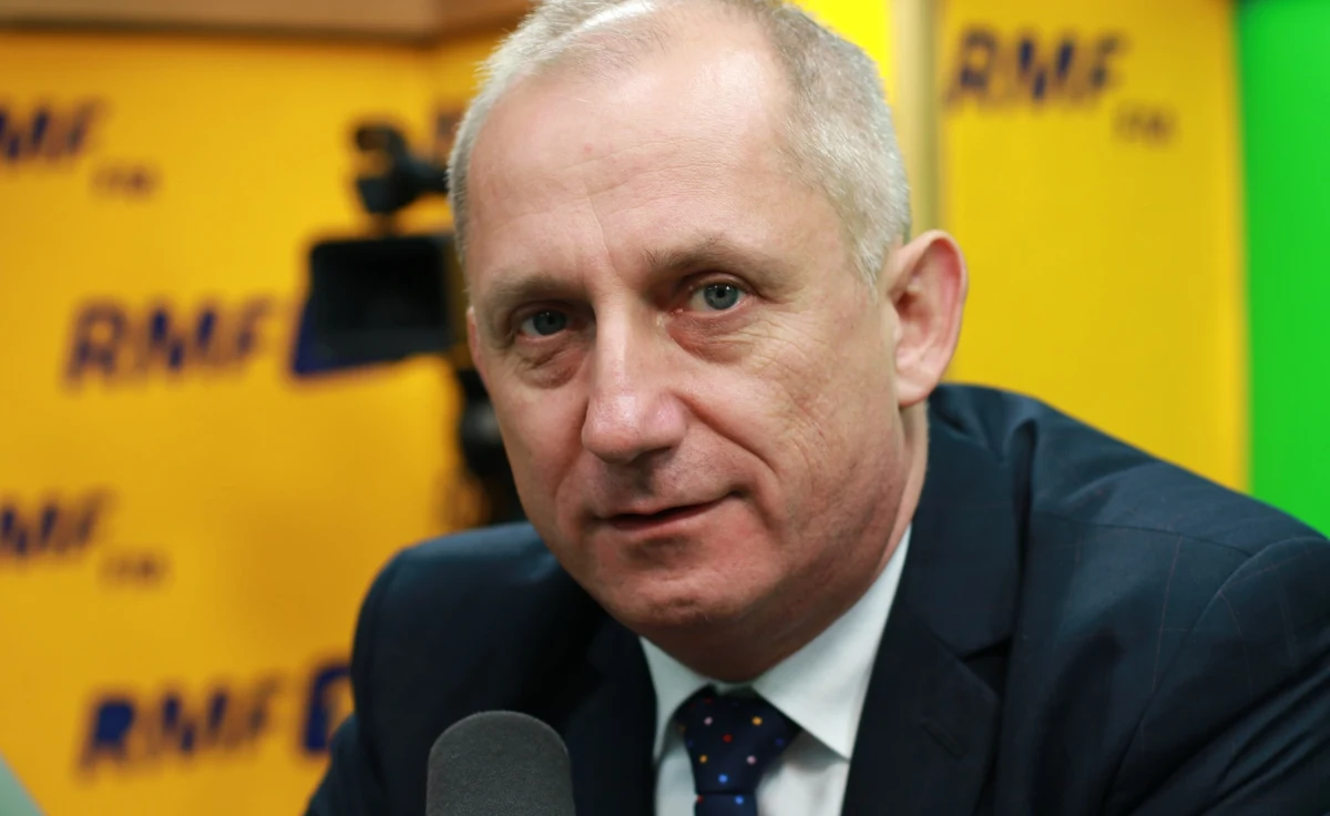 "Hanna Gronkiewicz-Waltz i jej prezydentura - to pomoc lokatorom z kamienic, które były przejmowane przez ludzi w ramach reprywatyzacji" – zapewniał w Porannej rozmowie w RMF FM Sławomir Neumann, przewodniczący klubu parlamentarnego PO. Jego zdaniem ludzie nie znają prawdy o reprywatyzacji w Warszawie. "Słyszą tylko zakłamaną narrację, którą przekazuje Patryk Jaki (szef sejmowej komisji – red.)" – powiedział Neumann. "Dzięki uchwałom rady miasta i działaniom prezydent Hanny Gronkiewicz-Waltz od kilku lat ci lokatorzy dostają szanse na mieszkania" - argumentował. "Hanna Gronkiewicz-Waltz rozliczy się z tej kadencji tak jak z dwóch poprzednich - także z tych trudnych elementów tej kadencji" - dodał nasz gość. Na pytanie o to, czy prokuratura postawi zarzuty prezydent stolicy ws. nieprawidłowości przy reprywatyzacji, Neumann odpowiada: "CBA może wejść wszędzie, prokuratora może postawić zarzuty każdemu, bo jest na sznurku Zbigniewa Ziobry". 