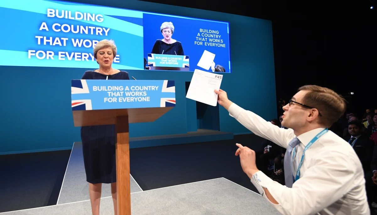 Przemówienie lidera zawsze jest kulminacyjnym punktem corocznej konferencji Konserwatystów. I tak było dziś w Manchesterze. Premier Theresa May od kilku tygodni przygotowywała się do wystąpienia. Na horyzoncie miała Brexit, a we wstecznym lusterku kolejkę rywali, ustawiającą się po jej stołek. Kilku współpracowników pani May o tym marzy. Na razie trzymają fason i sztylety schowane w kieszeni. Ale w każdej chwili ten wiatr może się zmienić.