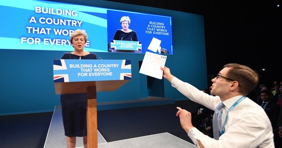 Przemówienie lidera zawsze jest kulminacyjnym punktem corocznej konferencji Konserwatystów. I tak było dziś w Manchesterze. Premier Theresa May od kilku tygodni przygotowywała się do wystąpienia. Na horyzoncie miała Brexit, a we wstecznym lusterku kolejkę rywali, ustawiającą się po jej stołek. Kilku współpracowników pani May o tym marzy. Na razie trzymają fason i sztylety schowane w kieszeni. Ale w każdej chwili ten wiatr może się zmienić.