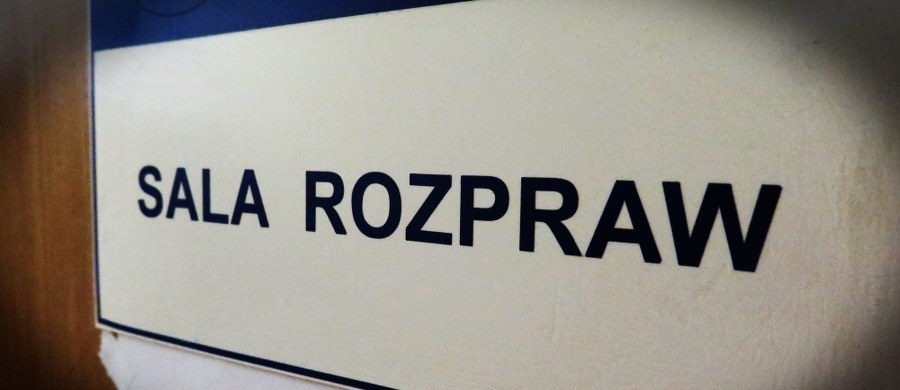 Więzienie w zawieszeniu, 5-letni zakaz polowań, 5 tysięcy złotych nawiązki - to kara dla myśliwego z województwa podlaskiego, oskarżonego o usiłowanie uśmiercenia dzikich zwierząt. Sąd uznał, że to oskarżony zawiesił w lesie mięso naszpikowane haczykami wędkarskimi.