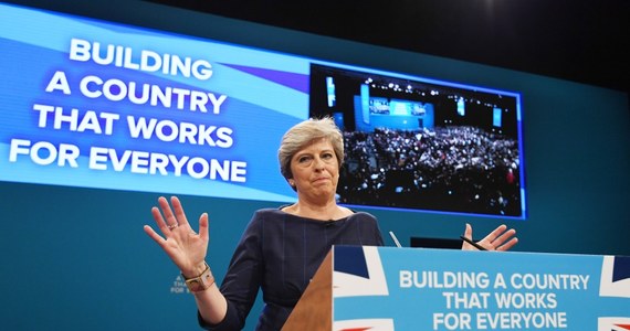 ​Brytyjska premier Theresa May przeprosiła członków Partii Konserwatywnej za utratę samodzielnej większości w Izbie Gmin, przyznając, że ponosi odpowiedzialność za gorszy od oczekiwanego wynik partii w przedterminowych wyborach parlamentarnych z czerwca.