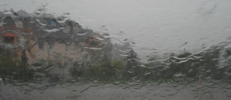 ​Instytut Meteorologii i Gospodarki Wodnej ostrzega przed porywistym wiatrem w zachodniej części kraju. Na Pomorzu przy strefie brzegowej silny wiatr może powodować także sztorm na Bałtyku. Lokalnie pojawi się także deszcz.