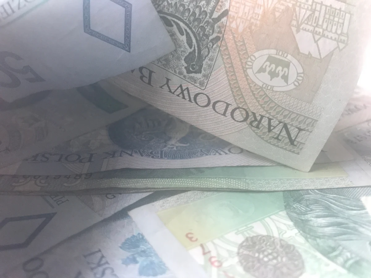 Nowe reguły wynagradzania zarządów państwowych spółek nie tylko obniżyły pensje, ale też odebrały prawo do urlopu. Szykują się zmiany - informuje "Puls Biznesu".