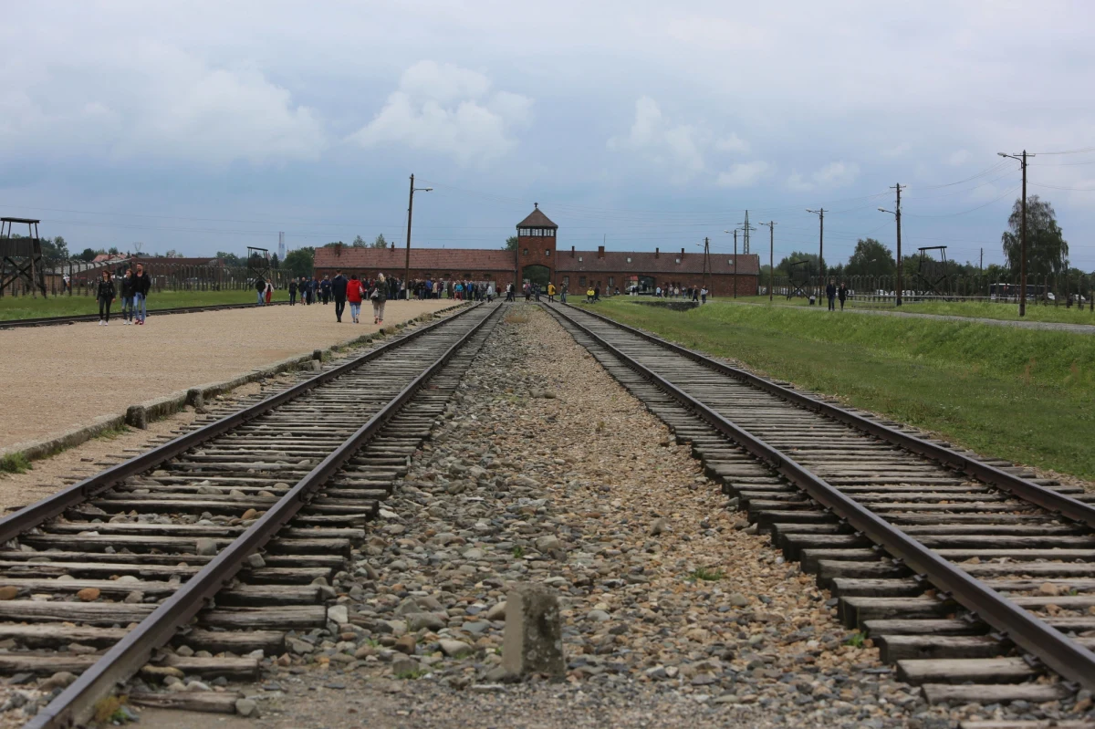 73 lata temu w Auschwitz II-Birkenau zbuntowali się więźniowie z Sonderkommanda. Byli to głównie Żydzi, których Niemcy wykorzystywali do usuwania ciał zamordowanych w komorach gazowych. Wydarzenia z 7 października 1944 r. to największy bunt w historii obozu.