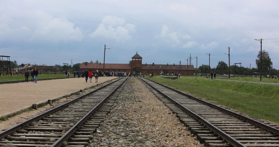 73 lata temu w Auschwitz II-Birkenau zbuntowali się więźniowie z Sonderkommanda. Byli to głównie Żydzi, których Niemcy wykorzystywali do usuwania ciał zamordowanych w komorach gazowych. Wydarzenia z 7 października 1944 r. to największy bunt w historii obozu.