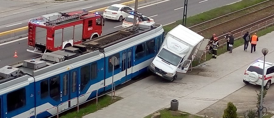Zderzenie tramwaju nr 23 z samochodem dostawczym przy ul. Wodnej w Krakowie. Ranny został motorniczy. Informację dostaliśmy na Gorącą Linię RMF FM.