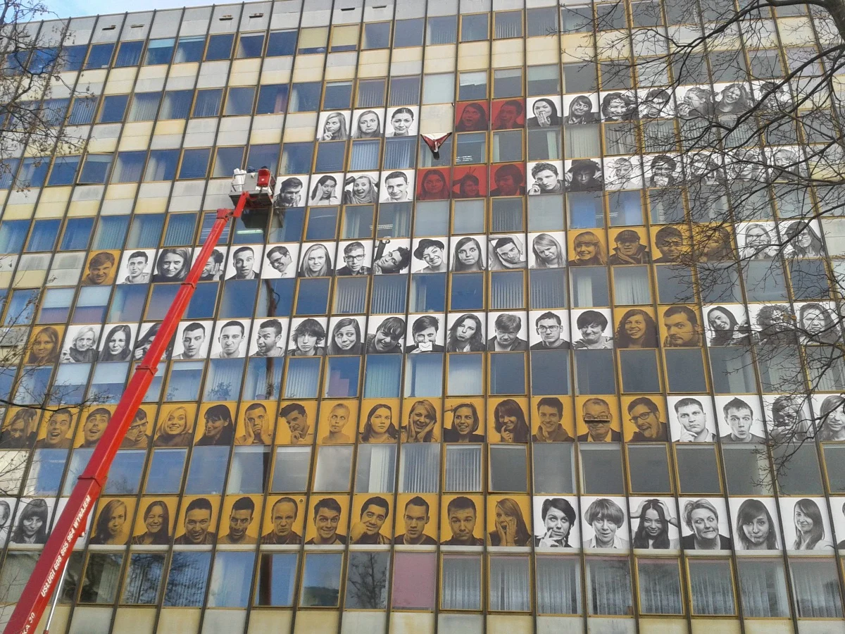 Twarze 260 studentów zniknęły z budynku "Z" Uniwersytetu Ekonomicznego we Wrocławiu. Ten charakterystyczny element promocyjny usunięto w czasie modernizacji obiektu. Modernizację, która kosztowała blisko 20 milionów złotych zakończono, ale twarze uśmiechniętych żaków już nie wrócą.