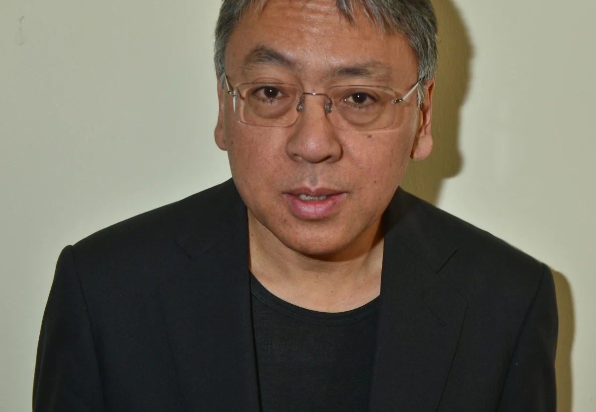 Brytyjski pisarz japońskiego pochodzenia Kazuo Ishiguro laureatem literackiego Nobla - ogłosiła Szwedzka Akademia. Jego słynna powieść "Okruchy dnia" została zekranizowana w 1993 roku - w głównego bohatera wcielił się Anthony Hopkins.