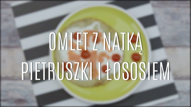 Omlet to znakomity i bardzo szybki sposób na przygotowanie ciepłego posiłku. Świetnie sprawdzają się jako obiad - zwłaszcza z owocami dla dzieci, doskonale smakują również na śniadanie - w wytrawnych wersjach dają mnóstwo energii, a robi się je dosłownie w parę chwil! Tym razem mamy dla was propozycję na omlet w wersji nietypowej - bo ze sporym dodatkiem natki pietruszki i łososiem, który nada całości pysznego smaku i aromatu!