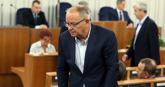 „Ja oczywiście jestem po stronie pani prezydent Gronkiewicz-Waltz (w sporze z komisją weryfikacyjną – przyp.red.). Oczywiście zdaję sobie sprawę, że jeśli jest się głową, to się odpowiada za decyzje szyi i rąk” – komentował dzisiejszą decyzję NSA senator PO Jerzy Fedorowicz. Gość Popołudniowej rozmowy w RMF FM wyjaśnił także na czym polegają ewentualne konflikty wewnątrz Platformy Obywatelskiej. „To tak bywa, kiedy następuje atak zmiany pokoleniowej i odbywa się debata w poważna w sytuacji, w której bardzo trudno nam jest podwyższyć swoje notowania wśród społeczeństwa polskiego” – mówił. „Wszystko rozstrzygnie się po konwencji, która będzie 21 października i tam nasi obywatele, Polacy i opinia publiczna usłyszy o naszym specjalnym planie” - dodał. Jak radzi sobie jedna drużyna Platformy Obywatelskiej? „To jest bardzo dobra drużyna, ale sukcesy, które osiągnęliśmy spowolniły procesy tworzenia przyszłości” – podkreśla senator. „Schetyna zawsze grał w pomocy, gole strzelał Tusk. „Dzisiaj te gole strzela Rafał Trzaskowski, Borys Budka, ale to wszystko jest wynikiem debaty, która trwa w klubie i naszym gabinecie cieni” – mówił rozmówca Marcina Zaborskiego. 