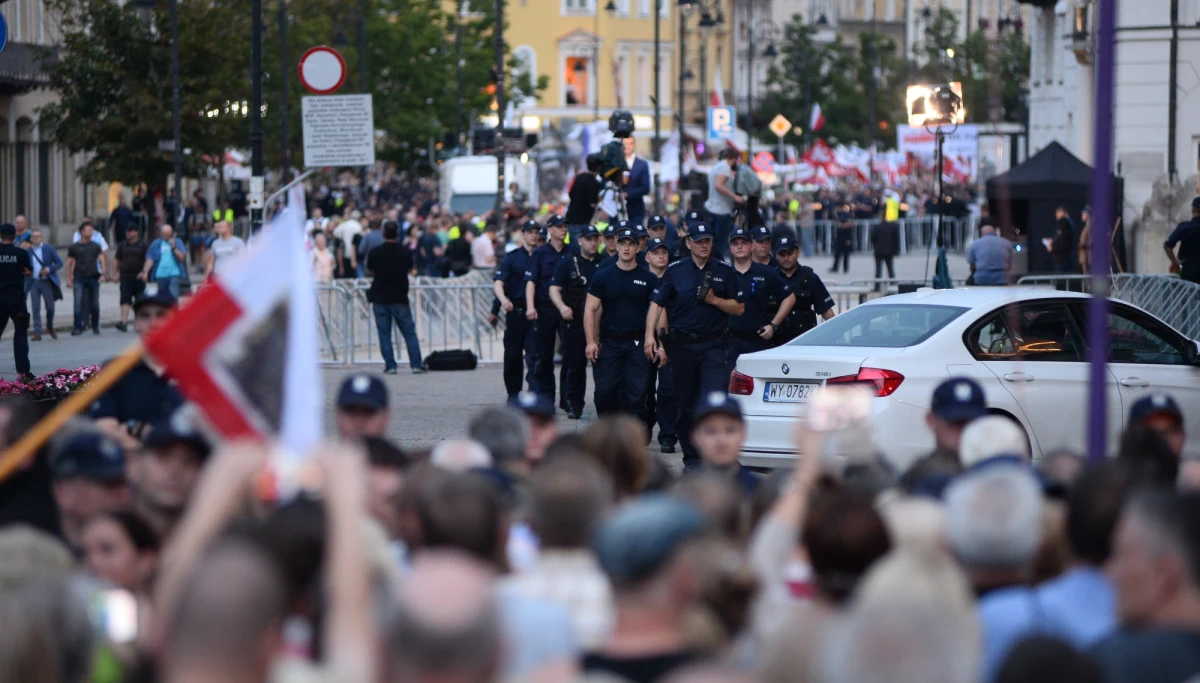 Pokłóciłeś się z przyjaciółmi na dobre? Kolega ze szkoły już się do ciebie nie odzywa? Znajomi przestali was odwiedzać? Ktoś ci ostatnio nawymyślał, gdy powiedziałeś co naprawdę myślisz na - wydawałoby się - obojętny temat? Ty sam miałeś ochotę jakiemuś adwersarzowi „przyłożyć”? "Nie rozumiem, jak możesz tak myśleć" - słyszysz coraz częściej? Hmmm. A może przyznałeś się właśnie, że jesteś za PiS-em? Albo PO? Albo otwarcie popierasz feministki? Może ogłosiłeś, że jesteś przeciwko aborcji, albo za in-vitro? Może powtarzasz, że nie wierzysz w reprywatyzacyjne przekręty? Albo mówisz, że właśnie w nie uwierzyłeś? Jeśli tak, to się nie dziw. Dyskryminacja ze względu na poglądy polityczne to fakt. I wszystko wskazuje na to, że to dyskryminacja bardzo dotkliwa.