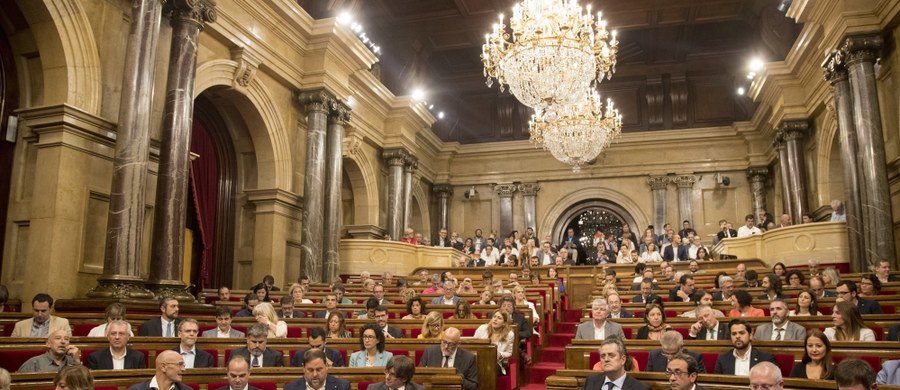 ​Hiszpański Trybunał Konstytucyjny nakazał tymczasowe zawieszenie zaplanowanej sesji parlamentu Katalonii, podczas której może zostać proklamowana niepodległość regionu po niedzielnym referendum.