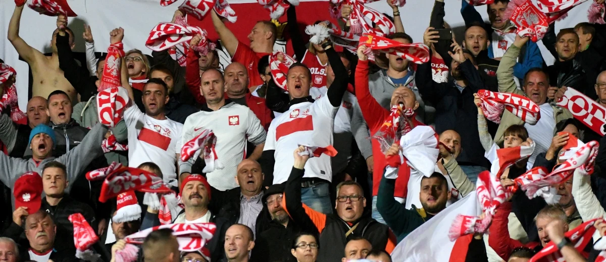 Reprezentacja Polski pokonała w siódmej kolejce eliminacji Mistrzostw Świata Armenię aż 6:1. Podczas meczu w Erywaniu najskuteczniejszym piłkarzem w historii reprezentacji został Robert Lewandowski. Dzięki swojemu hat-trickowi wyprzedził w klasyfikacji wszech czasów Włodzimierza Lubańskiego. Nasza drużyna z dorobkiem 22 punktów umocniła się na prowadzeniu w grupie E. Na Mistrzostwa Świata mogliśmy awansować już dzisiaj. Dania jednak wygrała w Podgoricy z Czarnogórą 1:0, co oznacza, że o awansie Polski zdecyduje jej niedzielny mecz z ekipą z Bałkanów w Warszawie.