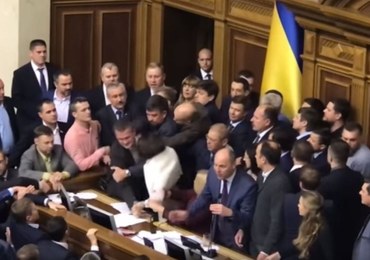 Blokowanie prezydium, przepychanki, wyrywanie mikrofonów. Chaos na obradach ukraińskiego parlamentu