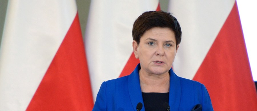 ​W związku z sytuacją pogodową w Polsce, silnym wiatrem i szkodami, jakie w jego wyniku nastąpiły, premier Beata Szydło pozostaje w nieustannym kontakcie z szefem MSWiA Mariuszem Błaszczakiem oraz ze służbami PSP - poinformował rzecznik rządu Rafał Bochenek.