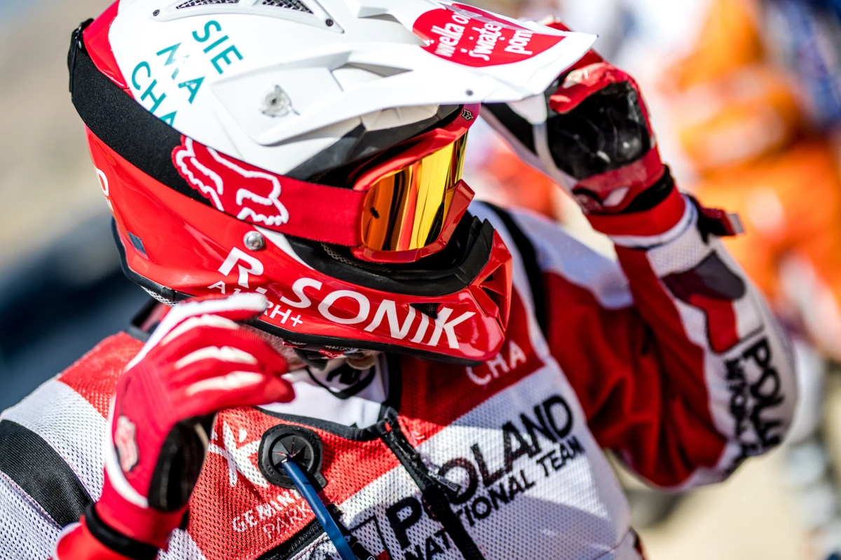 Zaledwie 12-kilometrowy prolog Rajdu Maroka pokazał, że w ostatniej rundzie Pucharu Świata FIM nikt nie zamierza odpuszczać. Najszybszy okazał się lider – Kees Koolen, ale Rafał Sonik stracił do Holendra zaledwie 31 sekund, pokazując, że mimo kontuzji do samego końca będzie wywierać presję i trzymać się blisko swojego głównego rywala. 