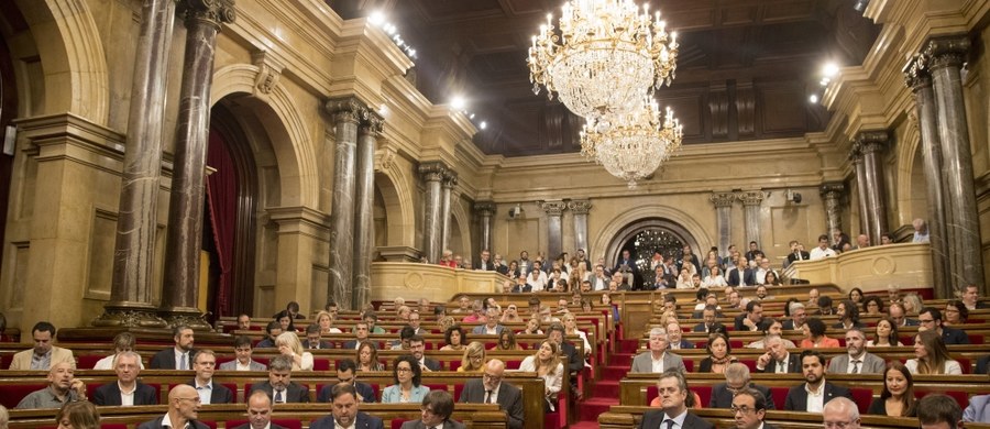 Przedstawiciel rządu Hiszpanii w Katalonii Enric Millo przeprosił za gwałtowne działania hiszpańskiej policji podczas zakazanego przez władze centralne niedzielnego referendum niepodległościowego w regionie. 