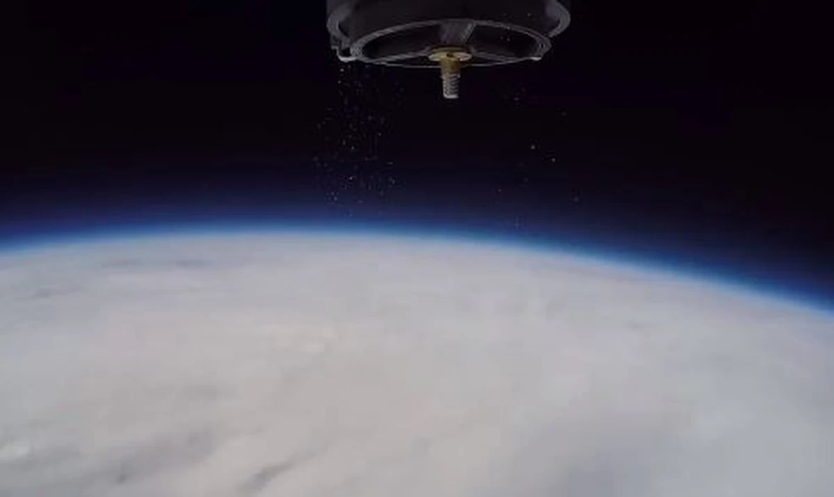 Pozaziemski zakład pogrzebowy! Już od przyszłego miesiąca Brytyjczycy będą mogli rozrzucać prochy swych bliskich w kosmosie. 