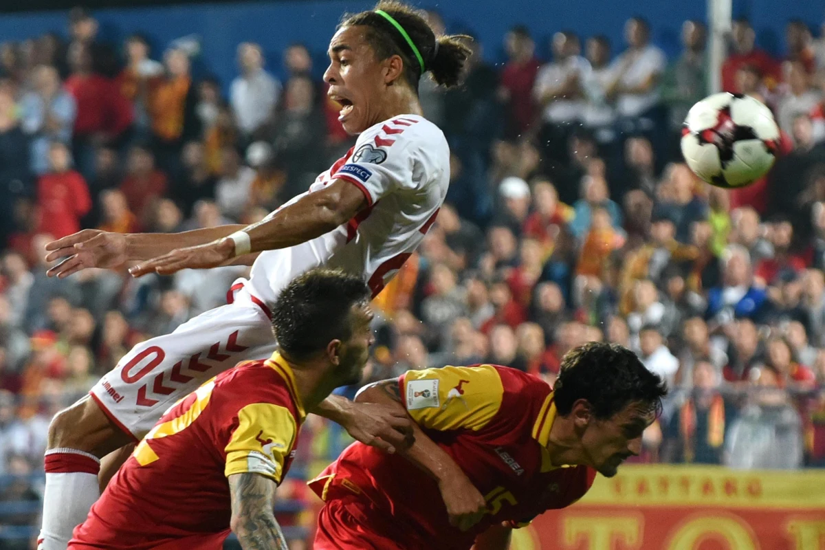 ​Piłkarska reprezentacja Polski, która rozgromiła 6:1 Armenię, w niedzielę zagra z Czarnogórą. Będzie to czwarte spotkanie obu drużyn. Czarnogórskie media nie mają wątpliwości, że po czwartkowej porażce z Danią (0:1) ich reprezentacja ma minimalne szanse na wyjazd na mistrzostwa świata w Rosji. Podkreślają, że w ostatnim meczu kwalifikacji w Warszawie z Polską zagra bez kilku podstawowych piłkarzy. "Musielibyśmy wygrać w niedzielę w Warszawie, a Dania przegrać z Rumunią, ale to raczej plan z rodzaju fantastyki naukowej" - pisze dziennik "Vijesti".