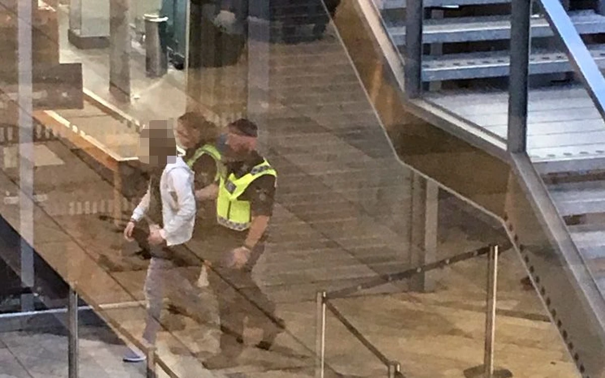 Szwedzka policja przesłuchuje 20-latka zatrzymanego podczas kontroli bezpieczeństwa na lotnisku Landvetter w Göteborgu. Według ustaleń gazety "Aftonbladet", miał na sobie kilka pojemników zawierających materiał wybuchowy TATP, zwany "matką szatana". Materiał był w przeszłości wykorzystywany przez islamskich terrorystów do przeprowadzenia kilku zamachów w Europie. 