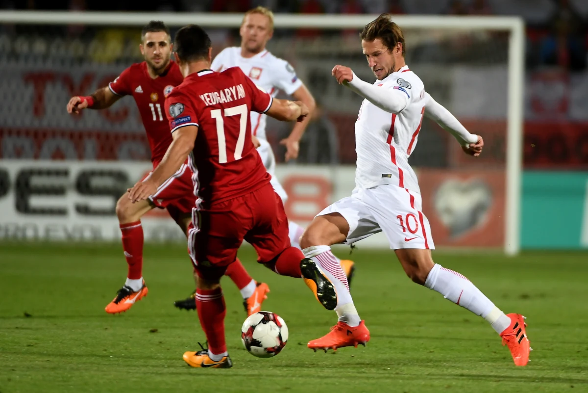 ​Grzegorz Krychowiak podkreślił, że reprezentację Polski w niedzielę czeka dużo trudniejszy mecz z Czarnogórą od czwartkowego spotkania w Erywaniu z Armenią (6:1). Biało-czerwonym remis zapewni awans do piłkarskich mistrzostw świata 2018.