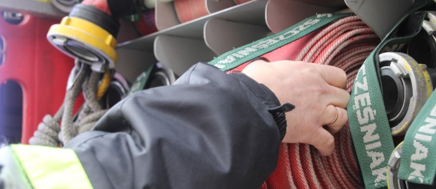 Dwadzieścia zastępów straży pożarnej gasi pożar budynku byłego szpitala przy ulicy Westerplatte w Świdnicy. Jest podejrzenie, że w środku mogą znajdować się dwie osoby nieletnie. 