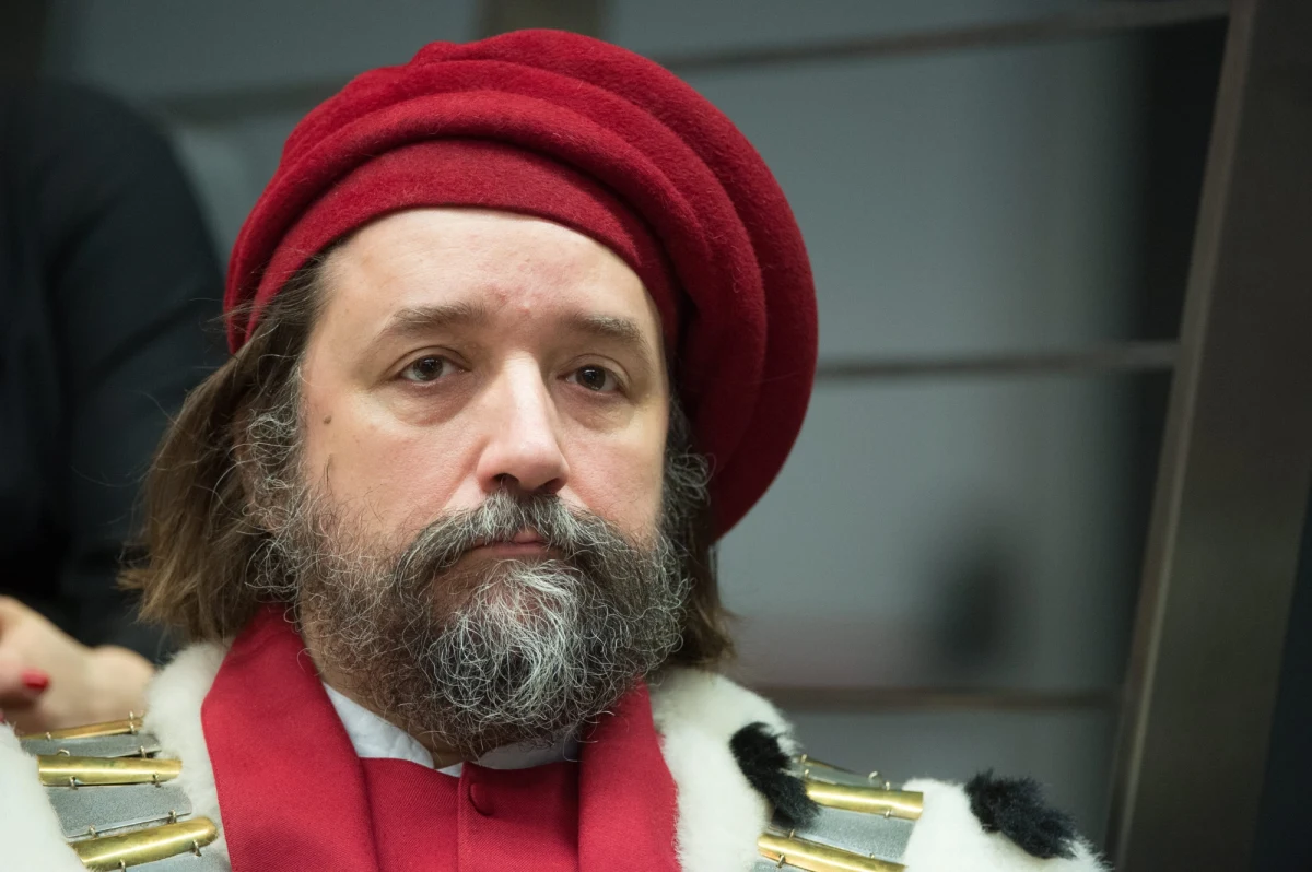 "Dziś w Polsce, naszej ojczyźnie, którą wszyscy kochamy ponad życie, wolność sztuki jest - moim zdaniem – zagrożona” – ocenił rektor Szkoły Filmowej w Łodzi Mariusz Grzegorzek w wystąpieniu inaugurującym rok akademicki na uczelni. „Postawa wielu wpływowych polityków przypomina zachowanie zakompleksionego chłopca, który - gdy dorwał się do władzy – postanowił wybić kolegom zęby i potłuc szyby w samochodach" – podkreślił.