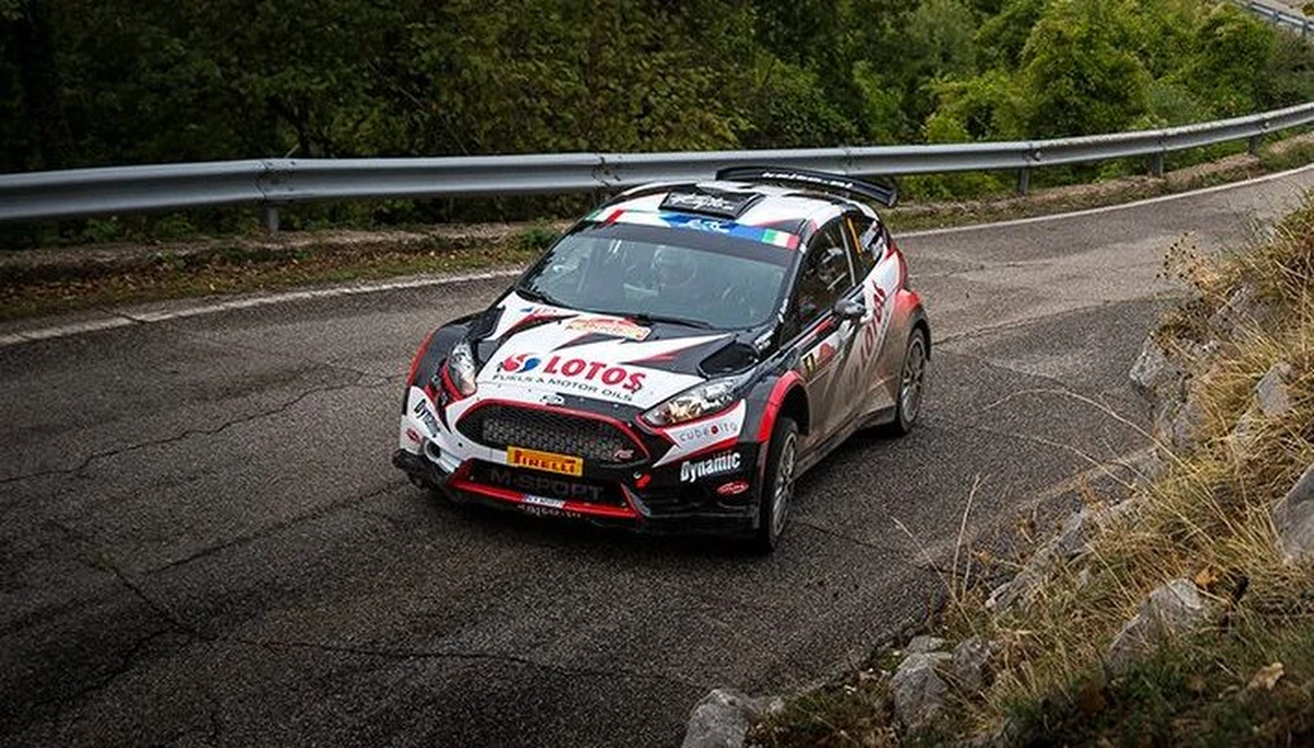 ​Ruszają zmagania Rajdowych Mistrzostw Europy, tym razem na Łotwie. Nieco ponad trzy kilometry mierzył odcinek kwalifikacyjny przed Rajdem Lipawy, finałową rundą cyklu FIA ERC 2017. Kajetan Kajetanowicz i Jarek Baran pokonali go równym i skutecznym tempem, wykręcając czwarty czas i finiszując niespełna trzy sekundy za zwycięzcami. Główni rywale Polaków w klasyfikacji sezonowej uplasowali na dziewiątej pozycji. Przed załogą LOTOS Rally Team duże wyzwanie: walczą o trzeci z rzędu tytuł mistrzowski!