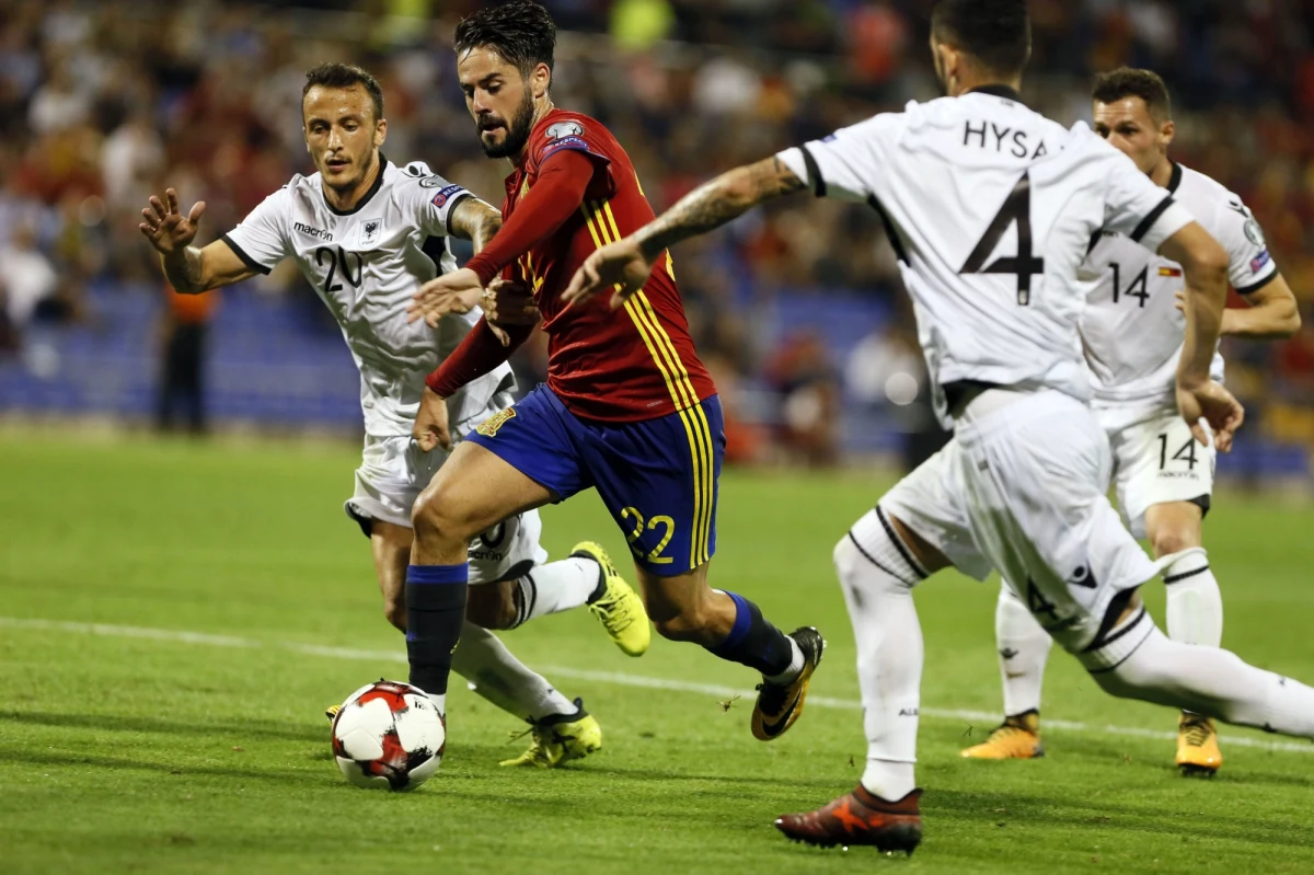 Hiszpania wygrała w Alicante z Albanią 3:0 w przedostatniej kolejce eliminacji piłkarskich mistrzostw świata i dzięki remisowi Włoch z Macedonią 1:1 jest już pewna gry na mundialu. Bardzo blisko tego jest Islandia, która w spotkaniu grupy I pokonała Turcję 3:0.