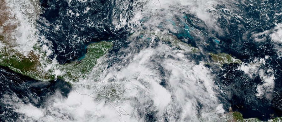 ​Burza tropikalna Nate, która kieruje się w stronę USA, przekształciła się w sobotę nad ranem w huragan kategorii 1. Przechodząc przez Amerykę Środkową, spowodowała śmierć co najmniej 28 osób i poważne szkody.