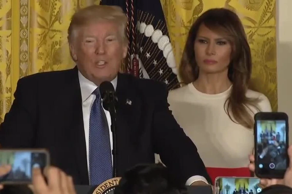 Donald Trump, podczas uroczystości poświęconej hiszpańskiemu dziedzictwu w Ameryce, nawiązał do ofiar i poszkodowanych po huraganie Maria w Portoryko. W swoim przemówieniu zaapelował o wsparcie i modlitwę, ale sposób w jaki wymówił nazwę wyspy wywołał śmiech publiczności i krytyczne głosy komentatorów. Prezydent Stanów Zjednoczonych postanowił wymówić słowo z hiszpańskim akcentem, co przez niektórych uznane zostało za żarty z tragicznej sytuacji mieszkańców wyspy.