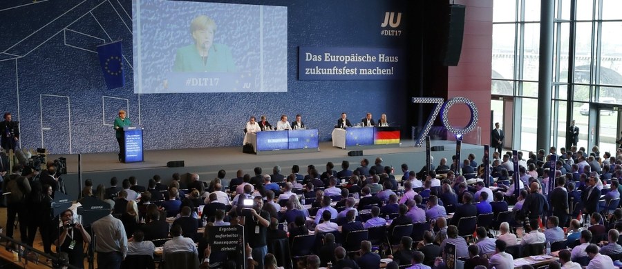 ​Kanclerz Niemiec Angela Merkel zapowiedziała po raz pierwszy oficjalnie w sobotę na zjeździe młodzieżówki CDU Junge Union w Dreźnie podjęcie rozmów o utworzeniu koalicyjnego rządu z FDP i Zielonymi. Merkel przyznała, że wynik uzyskany w wyborach przez CDU/CSU rozczarował.