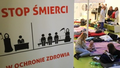 Protest lekarzy rezydentów przed siedzibą resortu zdrowia. "Powołaniem się nie najesz"