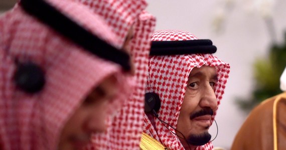 Dwaj strażnicy zginęli, a trzej zostali ranni w ataku na pałac królewski w Dżuddzie na zachodzie Arabii Saudyjskiej. Uzbrojony mężczyzna podjechał do bramy pałacu królewskiego i zaczął strzelać - poinformował saudyjski resort spraw wewnętrznych.