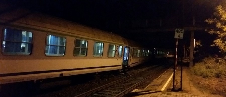 Prawie trzy godziny opóźnienia ma w tej chwili pociąg TLK "Pogoria" relacji Gdynia - Bielsko Biała. W sobotę wieczorem dwa wagony tego składu wykoleiły się na wjeździe do stacji Subkowo na Pomorzu. Nikomu z pasażerów nic się nie stało. Odłączono pięć wagonów, w tym dwa wykolejone, i pociąg ruszył w dalszą podróż.
