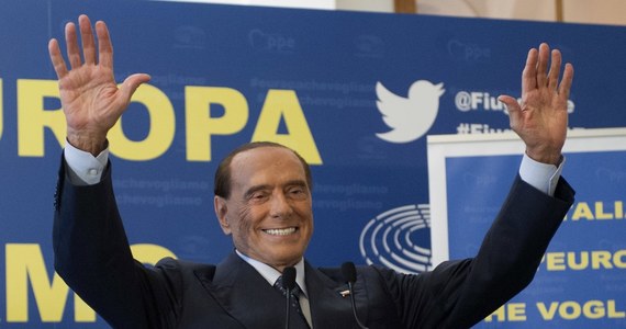 ​Były premier Włoch Silvio Berlusconi poleciał do Rosji na spotkanie z prezydentem Władimirem Putinem, który w sobotę skończył 65 lat. Przywódcy Rosji podarował poszwę na kołdrę z wydrukowanym na niej zdjęciem ich uścisku dłoni - pisze "Corriere della Sera". Włoska gazeta podkreśla w niedzielę, że przyjaźń Berlusconiego i Putina jest "odporna na zmiany rządów".