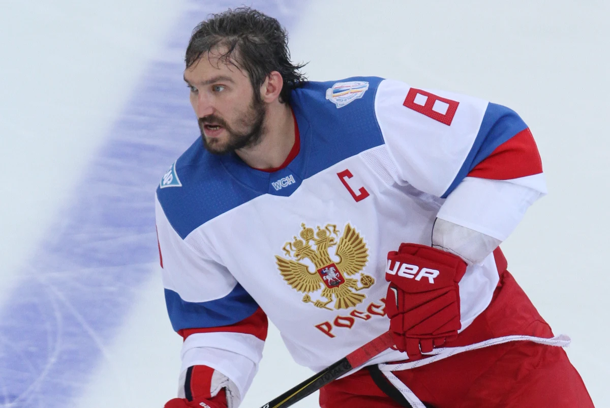 ​W lidze NHL po 100 latach hokeiście udało się zacząć sezon od dwóch hat-tricków, a sztuki tej dokonał Aleksander Owieczkin. Rosyjski napastnik Washington Capitals najpierw na inaugurację trzy gole wbił Ottawa Senators, a w sobotę - aż cztery Montreal Canadiens.