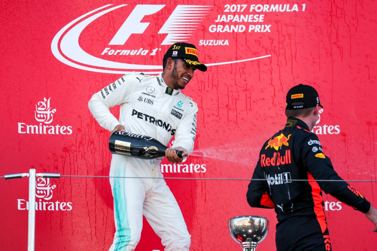 Brytyjczyk Lewis Hamilton (Mercedes GP) wygrał w niedzielę na torze Suzuka wyścig Formuły 1 o Grand Prix Japonii, 16. rundę cyklu i umocnił się na pozycji lidera klasyfikacji generalnej mistrzostw świata. Drugie miejsce zajął Holender Max Verstappen, a trzecie Australijczyk Daniel Ricciardo (obaj Red Bull).