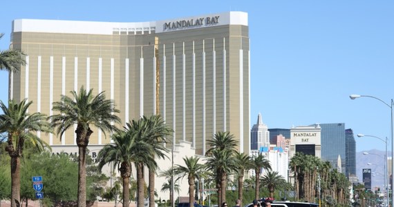 ​W pokoju hotelowym Stephena Paddocka, sprawcy masakry w Las Vegas, znaleziono notatki zawierające tajemnicze cyfry. Jak informuje CNN, zapiski zawierają dane dotyczące odległości od celu i toru lotu kul. Pozwala to sądzić, że sprawca masakry w Las Vegas chciał upewnić się, że kule wystrzelone z 32. piętra pokoju hotelu "Mandalay Bay" dosięgną jak największą liczbę osób.