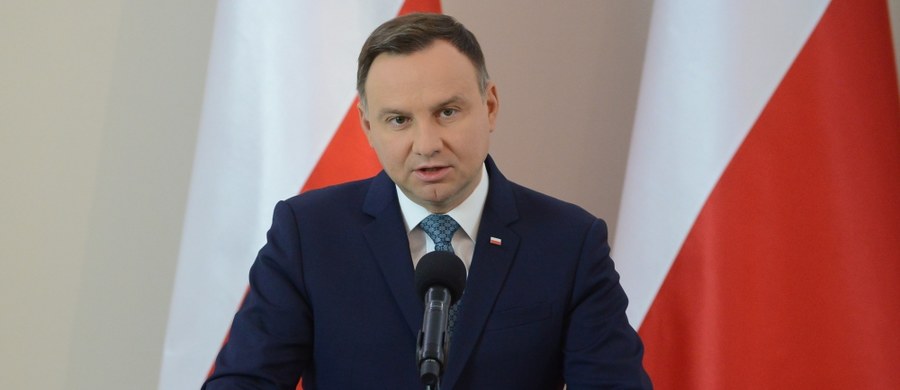 "Ataki na mnie pochodzą głównie z jednego środowiska" - mówi Andrzej Duda w wywiadzie dla tygodnika "Do Rzeczy". Prezydent precyzuje, że chodzi o "jednego z koalicjantów PiS w ramach Zjednoczonej Prawicy".